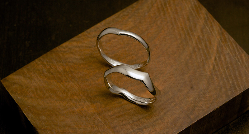 少し太めにアレンジしたアラベスクのプラチナの結婚指輪