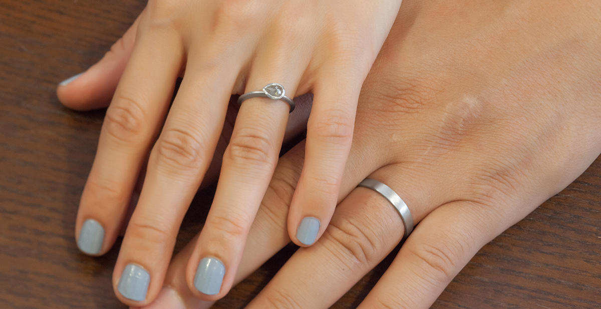 ナチュラルダイヤモンドのプラチナ結婚指輪をお二人が着けたところ