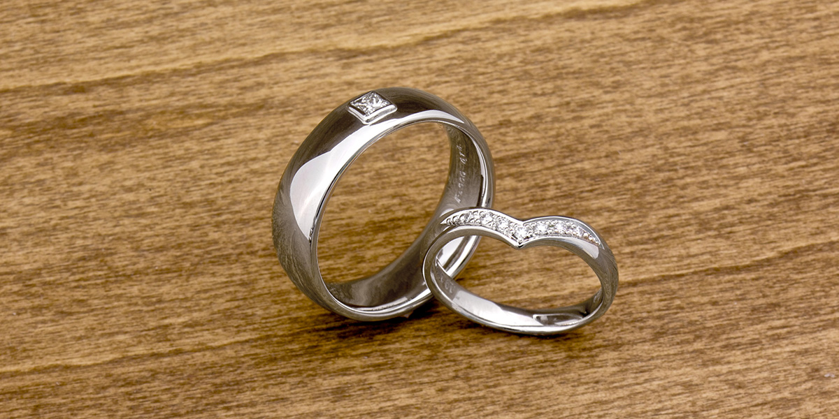 オーダーメイドでお作りした婚約指輪を共通項に二つの違うリング