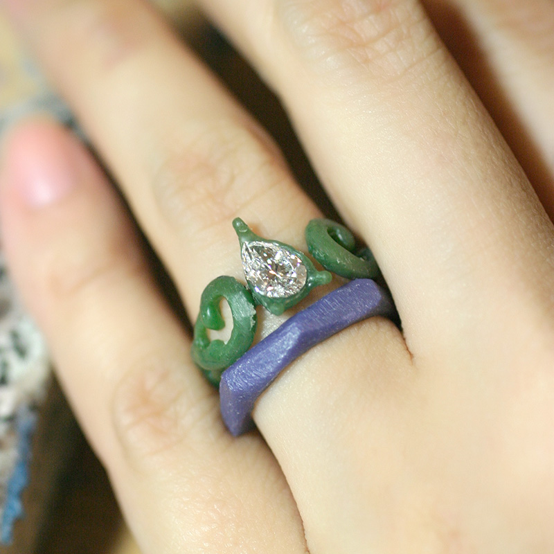 オーダーメイドの婚約指輪のワックス原型をセンターのペアシェープダイヤモンドに合わせて作成中