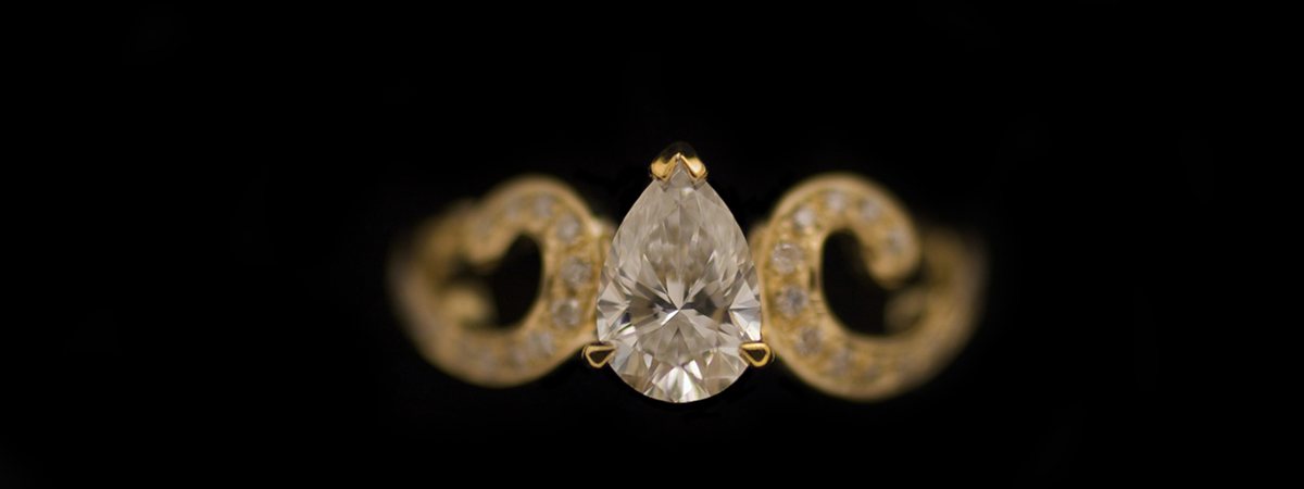 ペアシェープ ダイヤモンドの婚約指輪