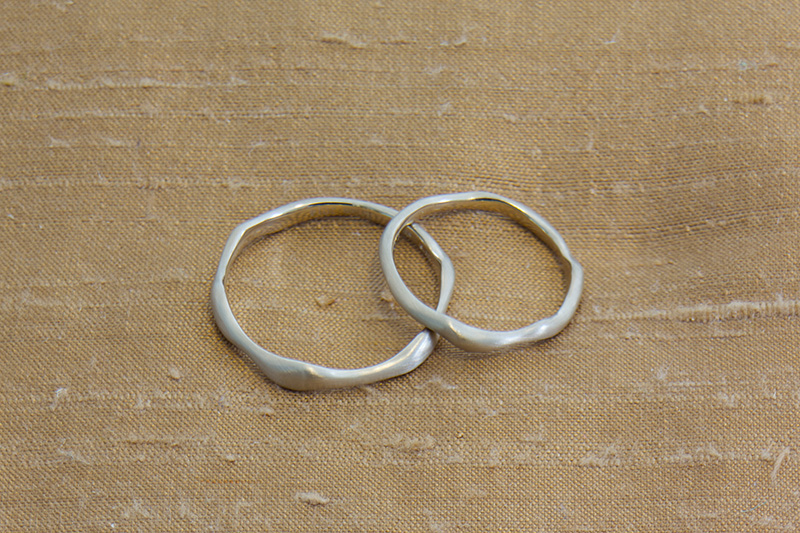 プラチナの水モチーフ結婚指輪
