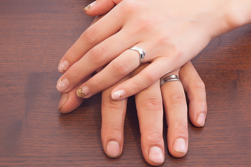 オーダーメイドでお作りした婚約指輪と合わせられるようV字にお作りした結婚指輪