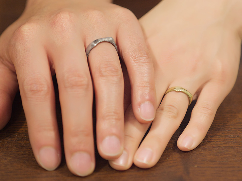 オーダーメイドの結婚指輪をお二人がつけているところ