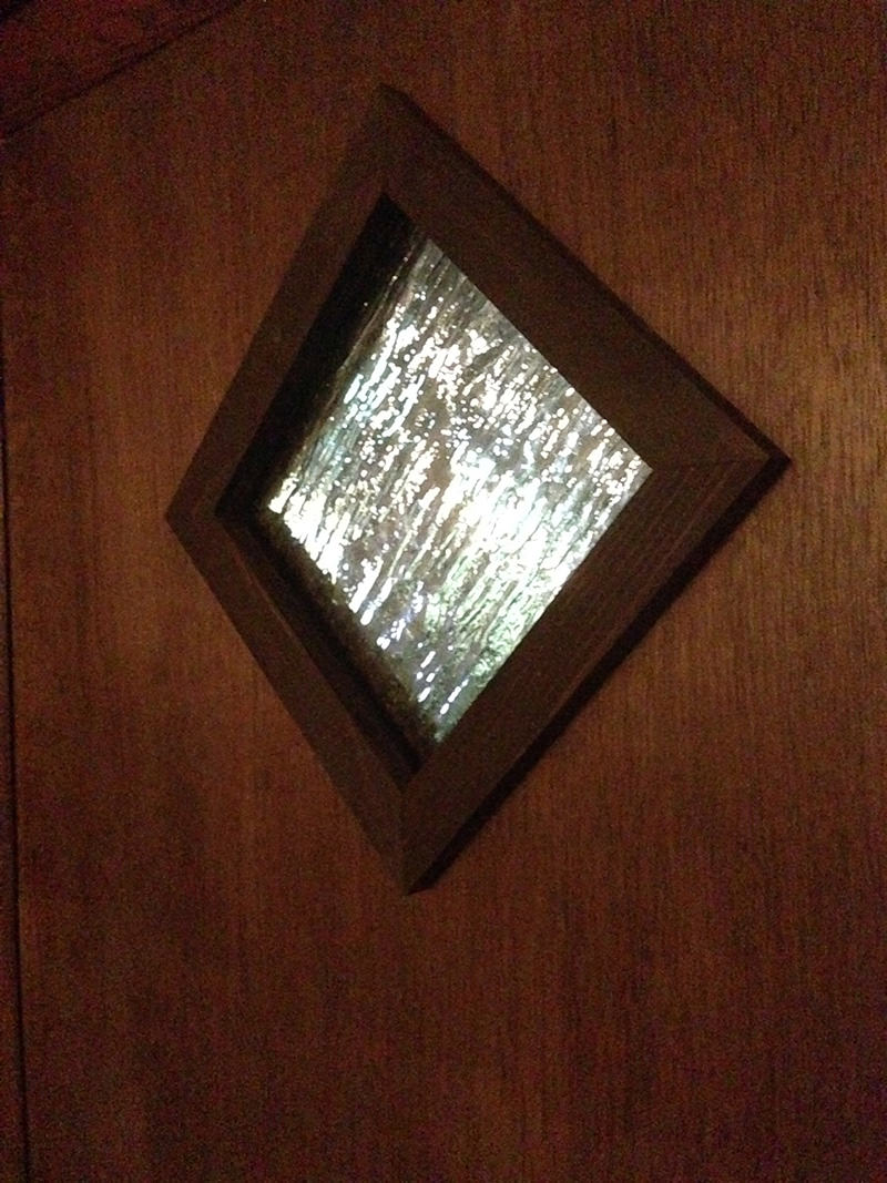 ガラスをはめたアンティークの木の扉