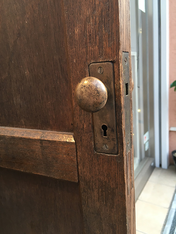扉のオリジナルの真鍮金具