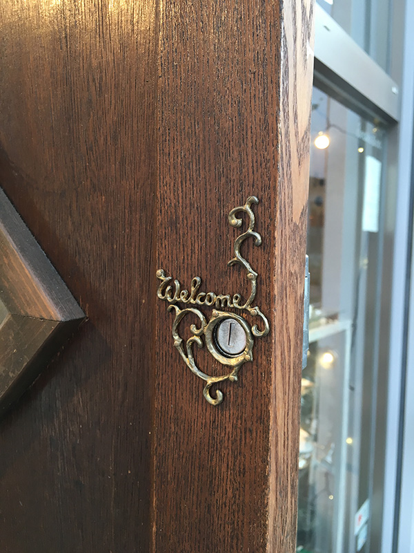 アンティークの木の扉とオリジナルの真鍮のキーホールカバー
