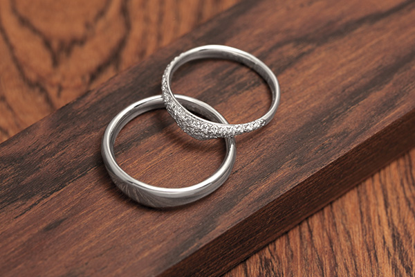 パヴェリングを施したプラチナの結婚指輪