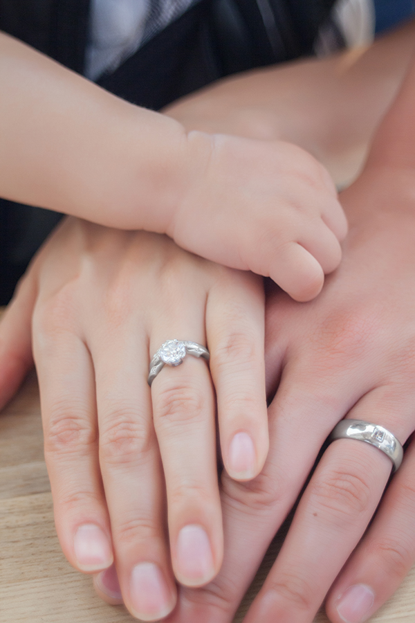 婚約指輪と結婚指輪の重ね付けと小さな手