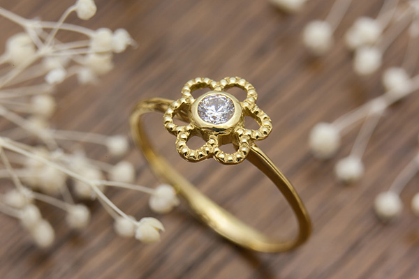 お花モチーフの婚約指輪