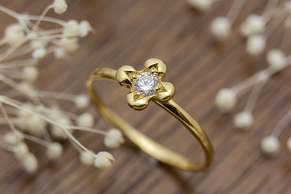 お花モチーフのダイヤの婚約指輪