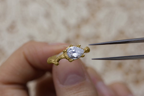 ペアシェープダイヤの婚約指輪